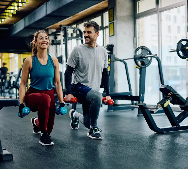 Man en vrouwen sporten in sportschool