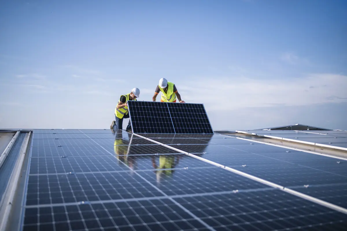 2 mannen op het dak met zonnepanelen