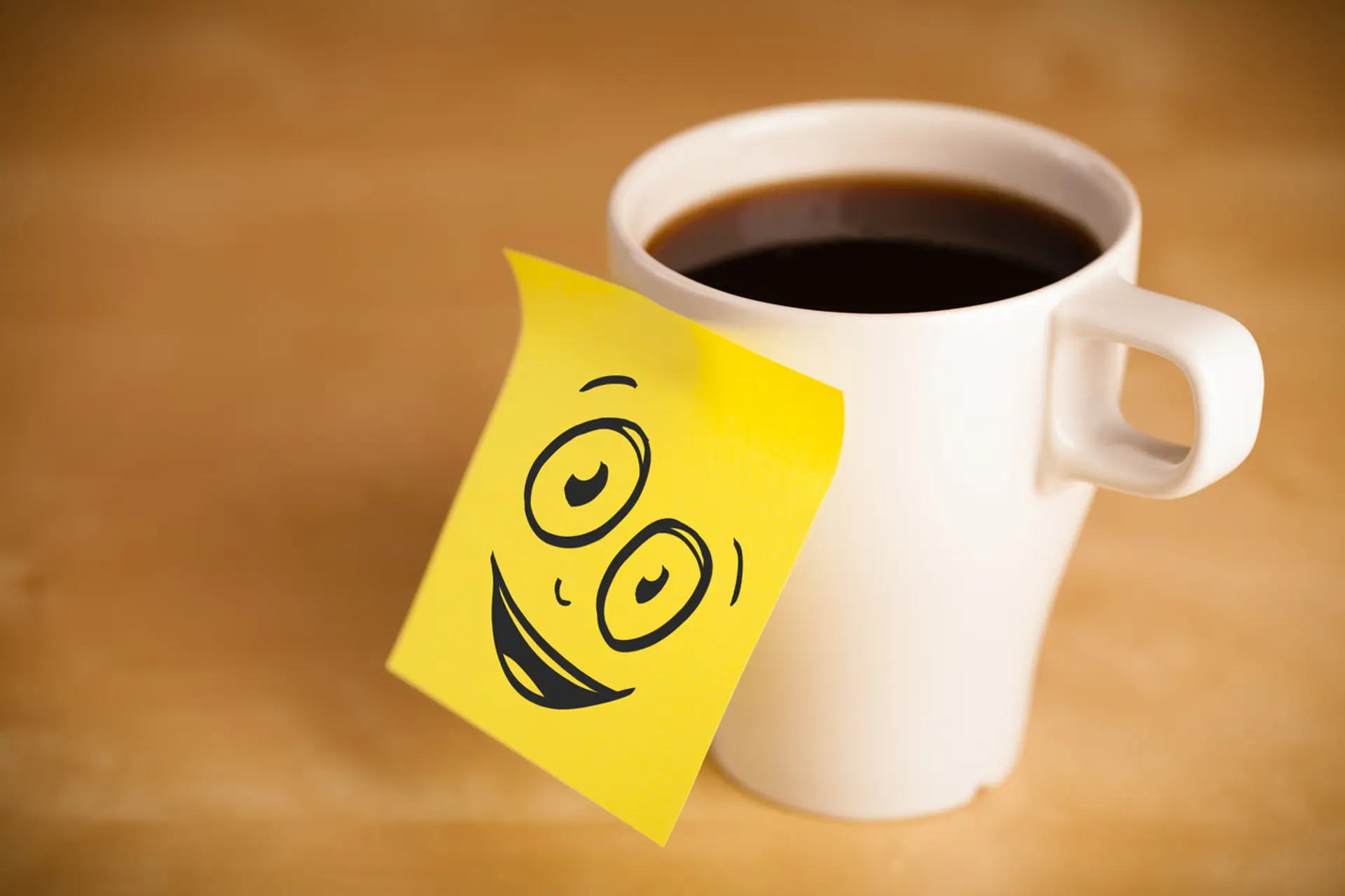 Koffie met gele post-it smiley