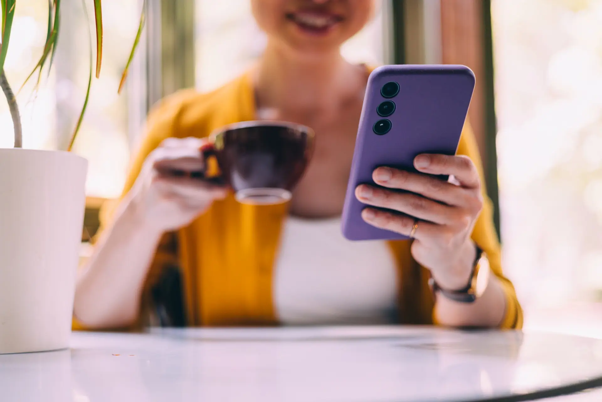 Vrouw met paarse telefoon in hand