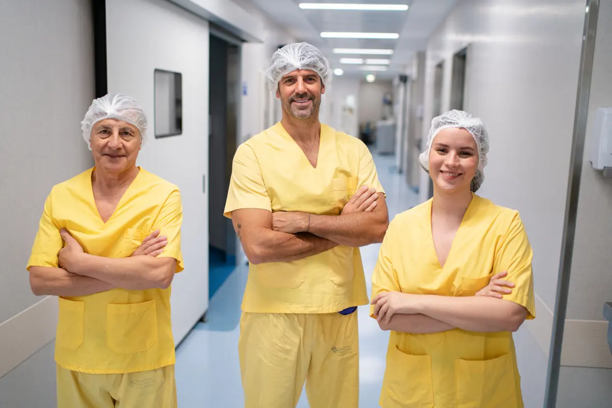 3 medisch personeel in geel overall