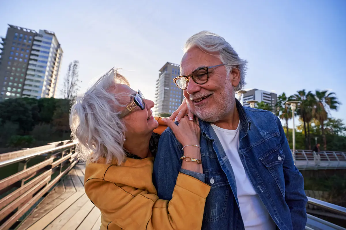 Oude man en vrouw blij buiten