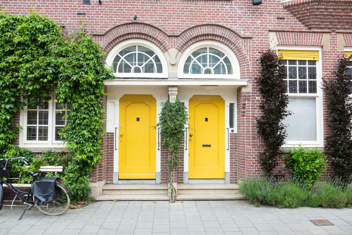 2 gele voordeuren